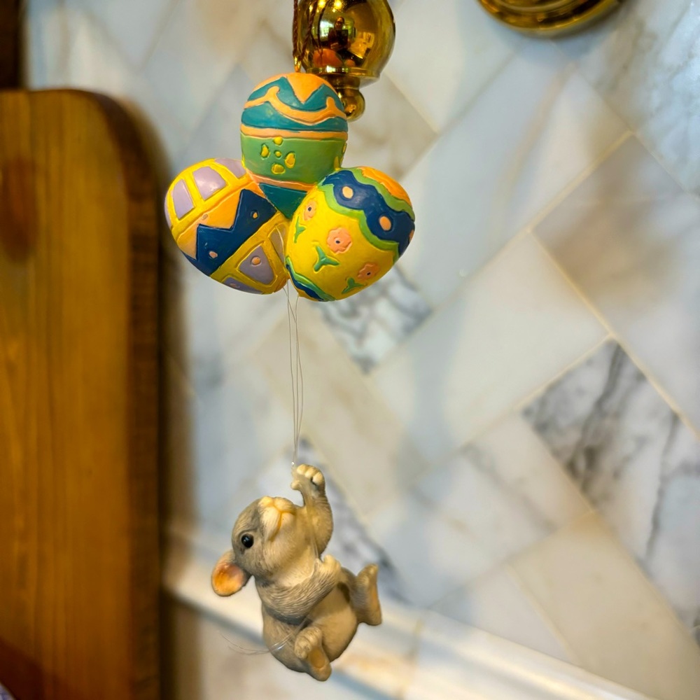 Dean Griff Charming Tails "Easter Parade Ornament "- bunny with egg balloons